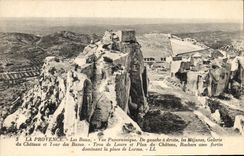 CPA La Provence Les Baux Vue panoramique De gauche a droite les Mejanes Galerie du Chateau et Tour d