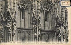 CPA Rouen Cathedrale Les statues de la Tour de Beurre au milieu statues d'Adam et eve 