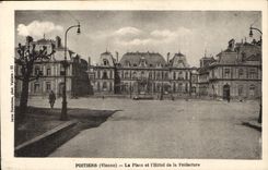 CPA Poitiers Vienne La Place et l'Hotel de la Prefecture 