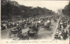 CPA Paris L'Avenue du Bois de Boulogne Le Retour des Courses 