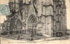 CPA Meaux Le Parvis de la Cathedrale