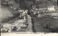 CPA La Douce France Les Pyrenees Le Village de Cedre sur la route de Gavarnie