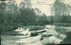 CPA Hery Yonne Une vieille sur le Serein 