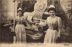 CPA Vichy Donneuses d'eau 