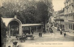 CPA Vichy Place Victor Hugo et Galeries couvertes 