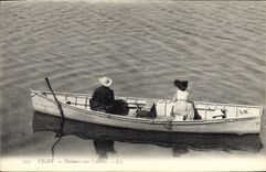CPA Vichy Pecheurs sur l'Allier Peche Bateau