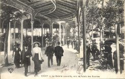 CPA Vichy Le Galerie couverte vers le Palais des Sources 