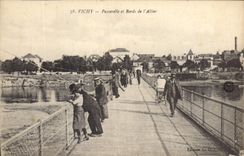 CPA Vichy Passerelle et Bords de l'Allier 