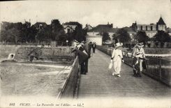 CPA Vichy La Passerelle sur l'Allier Peche Pecheur