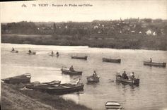 CPA Vichy barques de Peche sur l'Allier 