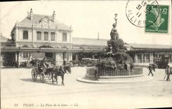 CPA Vichy La Place de la Gare 