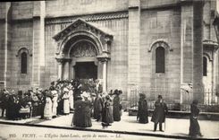 CPA Vichy L'Eglise Saint Louis sortie de messe 