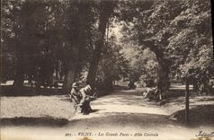 CPA Vichy Les Grands Parcs Allee Centrale 