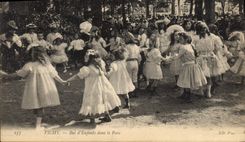 CPA Vichy Bal d'enfants dans le Parc 