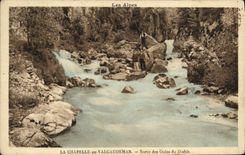 CPA Les Alpes La Chapelle en Valgaudemar Sortie des Oules du Diable 