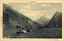 CPA Les Alpes Vallee du Queyeas A droite la Roche Taillante 