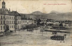 CPA Gap Place du Lycee Revue Militaire Militaria