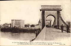 CPA Le Pont Suspendu sur le Rhone a Tarascon par l'Arrivee de Beaucaire Le Chateau du Roi Rene et le