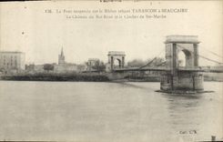 CPA Le Pont suspendu sur le Rhone reliant Tarascon a Beaucaire Le Chateau du Roi Rene et le Clocher 