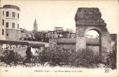 CPA Frejus Var La Porte Doree et la Ville 