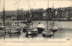 CPA Toulon Vue du Port la Vieille darse ou sillonnent des Canots de l'Etat Barques de plaisance Stea