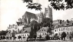 CPA Auxerre Yonne La Cathedrale prise des bords de l'Yonne 