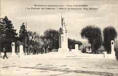 CPA Monument commemoratif Ville d'Auxerre Le Partage des Lauriers Max Blondat