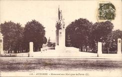 CPA Auxerre Monument aux Morts pour la Patrie 