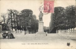 CPA Yonne Avallon Statue de Vauban 