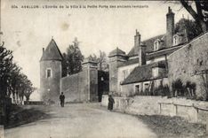 CPA Avallon L'Entree de la Ville a la Petite Porte des anciens remparts 