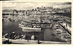 CPA Cannes Le Port Vue generale du Suquet Bateaux
