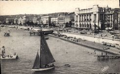 CPA Nice Les Hotels et la Plage Bateau