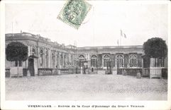 CPA Versailles Entree de la Cour d'Honneur du Grand Trianon 