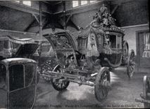CPA Versailles Le Petit Trianon Musee des Voitures Voiture du Sacre de Charles X 