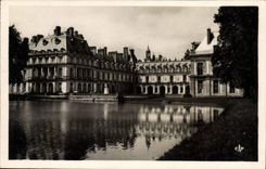 CPA Fontainebleau Le Chateau Cour de la Fontaine et Etang aux Carpes 