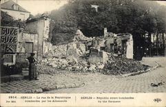 CPA Senlis La rue de la Republique bombardee par les Allemands 
