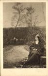 CPA Ste Therese de l'Enfant Jesus assise dans le jardin du Carmel 