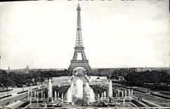 CPA Paris Les Fontaines du Palais de Chaillot et la Tour Eiffel 