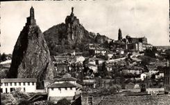 CPA Le Puy en Velay HL Vue d'Ensemble sur le Rocher d'Aguilhe surmonte de la Chapele le Saint Michel