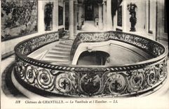 CPA Chateau de Chantilly La Vestibule et l Escalier 