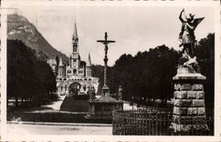 CPA Lourdes La Basilique et l'Esplanade 