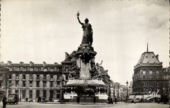 CPA Paris Place et Monument de la Republique 