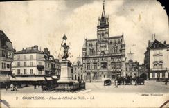 CPA Compiegne Place de l'Hotel de Ville 