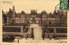 CPA Palais de Fontainebleau la grille d'honneur et la Cour des Adieux 
