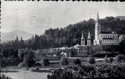 CPA Lourdes La basilique vue laterale 