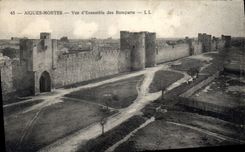 CPA Aigues Mortes Vue d'Ensemble des Remparts 