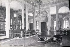 CPA Versailles Le Grand Trianon Le Salon des Glaces 