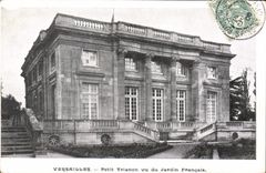 CPA Versailles Petit Trianon vu du Jardin Francais 