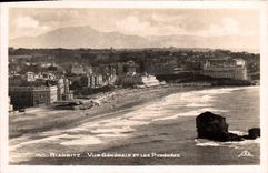 CPA Biarritz Vue generale et les Pyrenees 