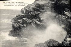 CPA Croix de Vie Vendee Par grosse mer la vague en furie vient se briser sur les rochers 